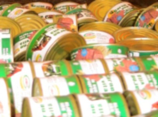 Producătorii de conserve acuză hipermarketurile că îi sufocă cu taxe